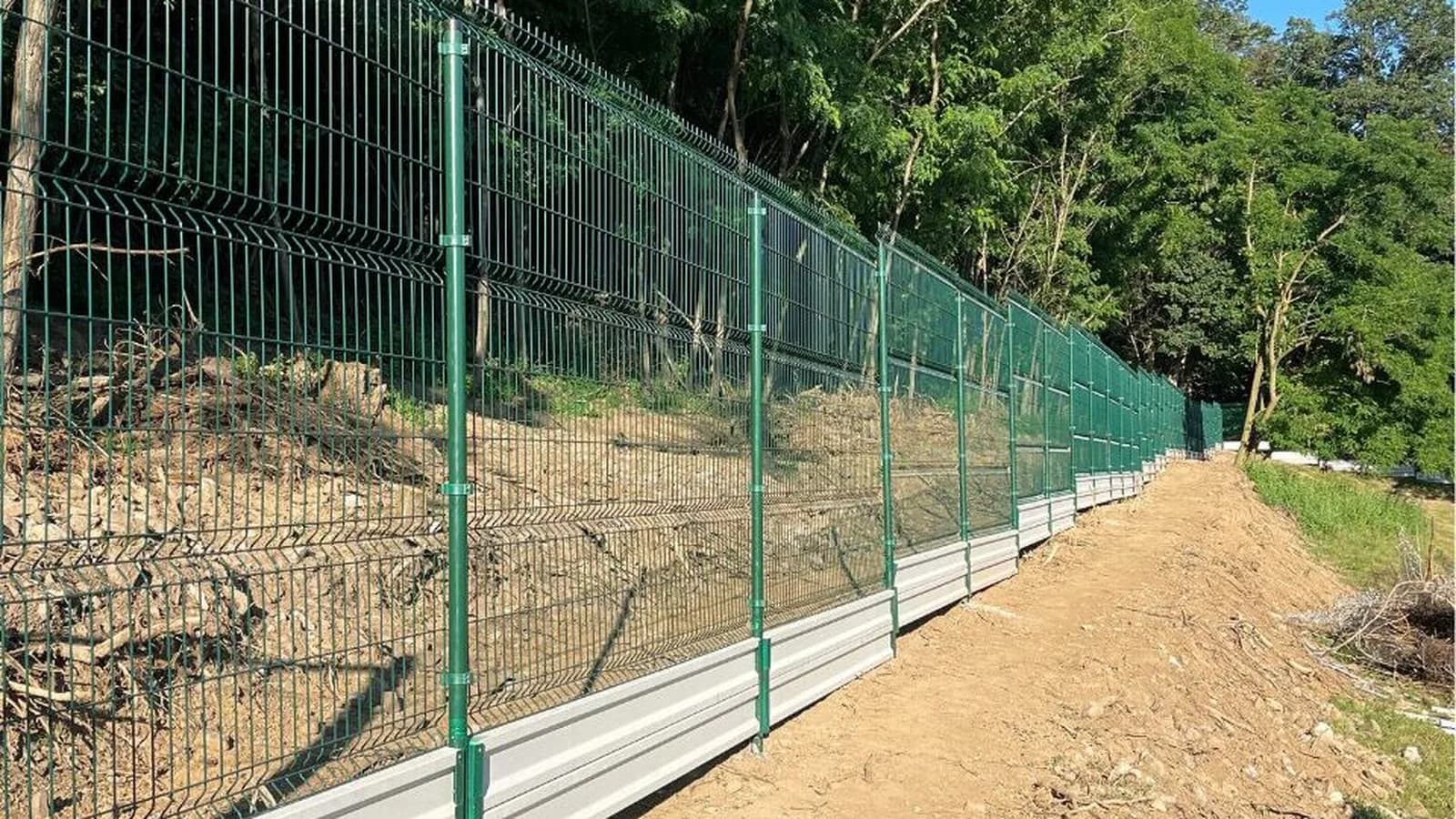 3D panelový plot v zelenej farbe na svahu, realizácia Borinka