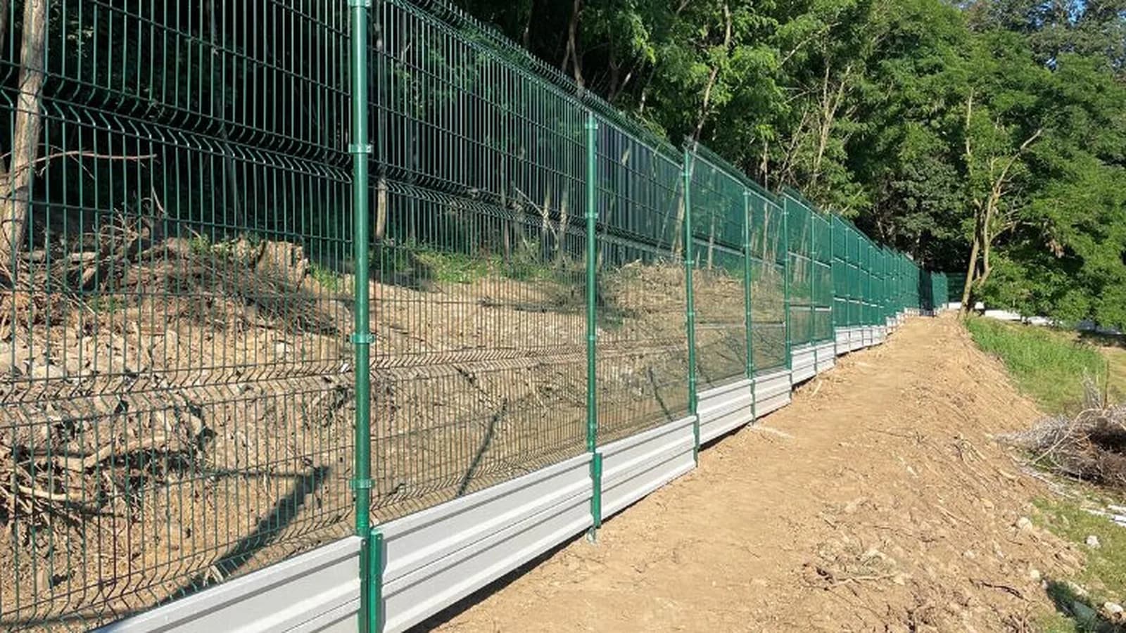 Hotový 3D panelový plot s podhrabovými doskami popri ceste, realizácia Borinka