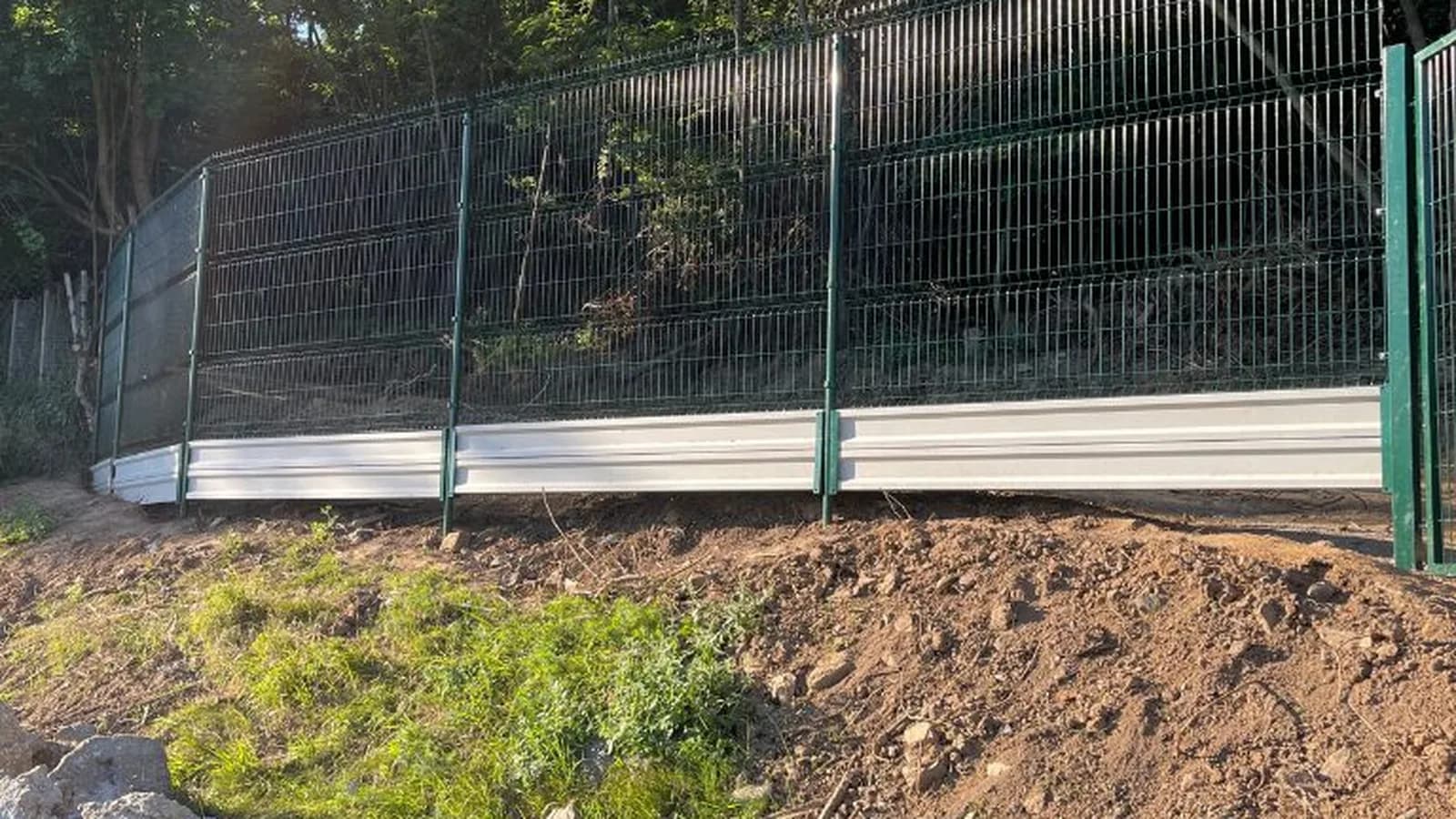 Betónové podhrabové dosky pod 3D panelmi na svahu, realizácia Borinka