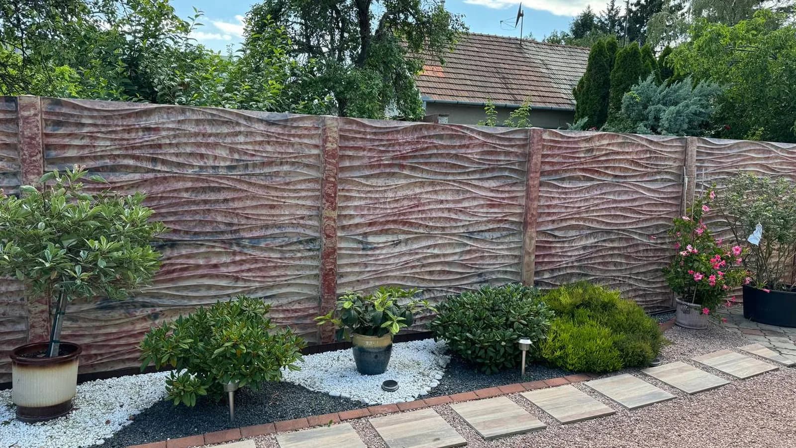 Betónový plot so vzorom dreva pri rodinnom dome, realizácia Senec
