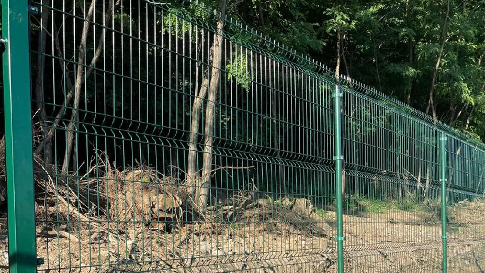 Poplastované 3D panely a stĺpiky zblízka, realizácia Borinka