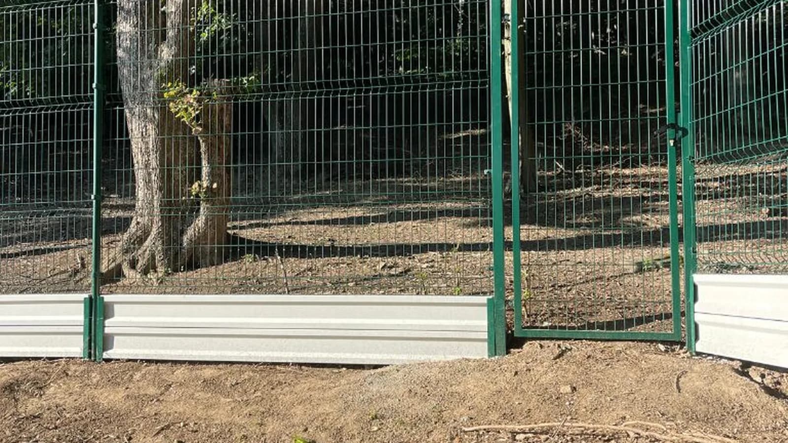 Osadené stĺpiky a prvé panely počas montáže plotu, realizácia Borinka