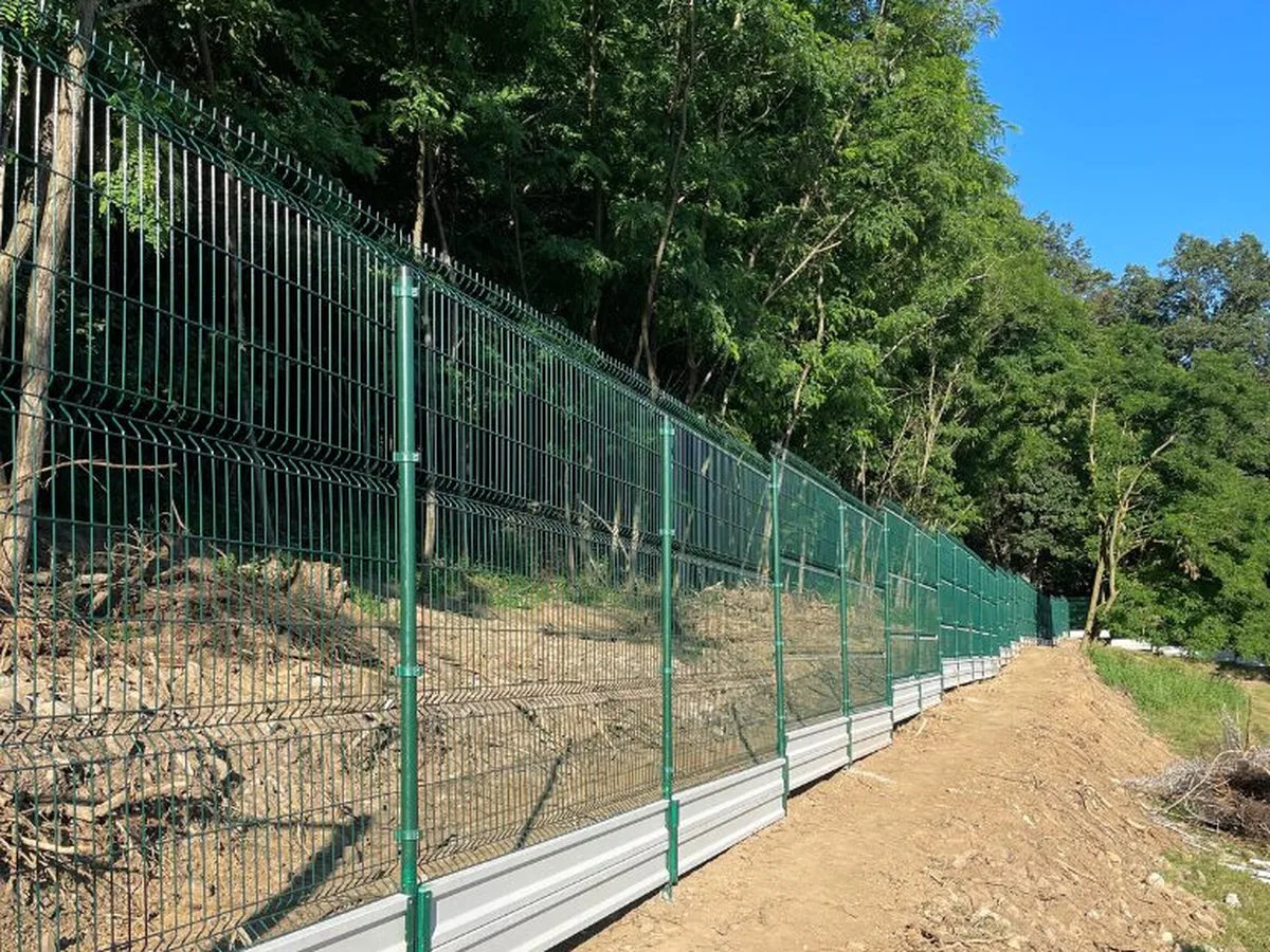 Stĺpiky vyrovnané do línie s osadenými panelmi popri ceste, realizácia Borinka