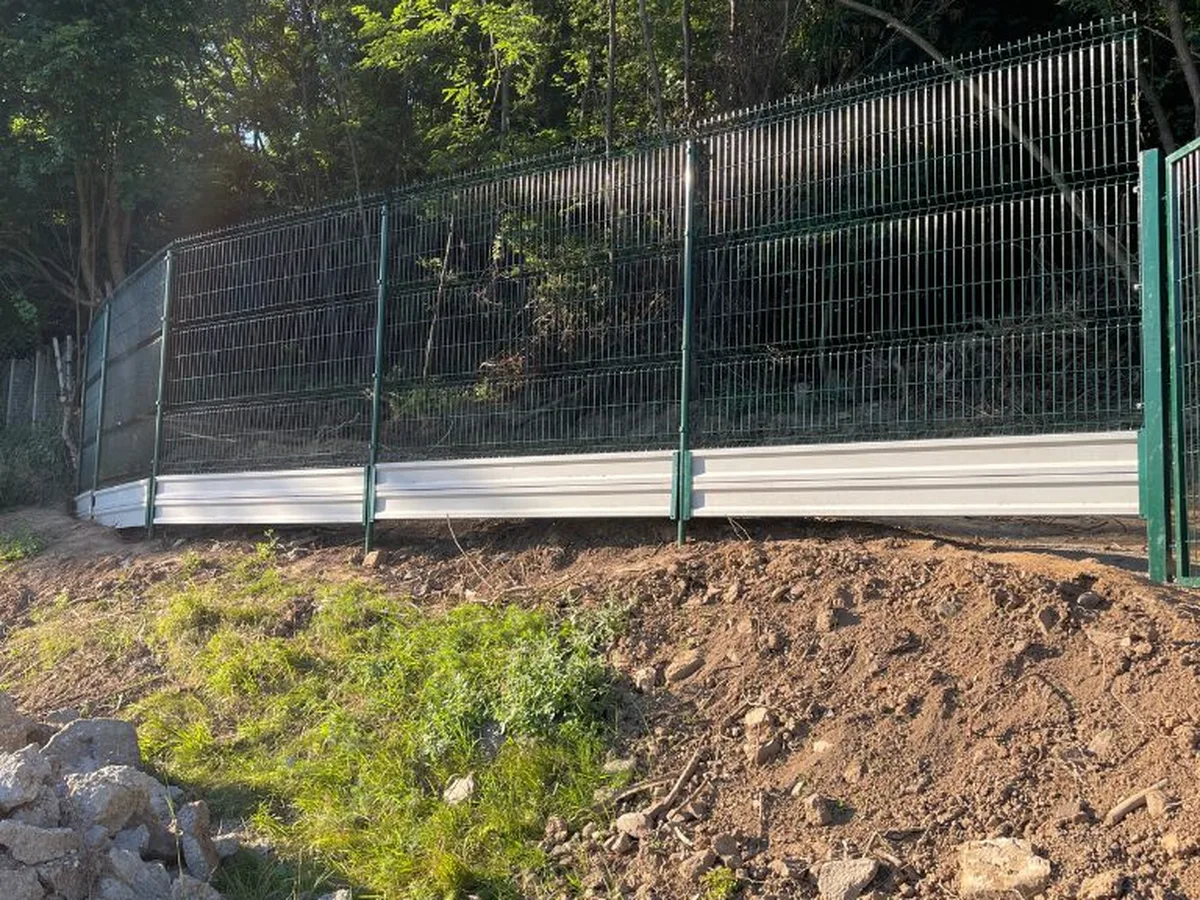 Poplastované 3D panely s podhrabovými doskami, realizácia Borinka